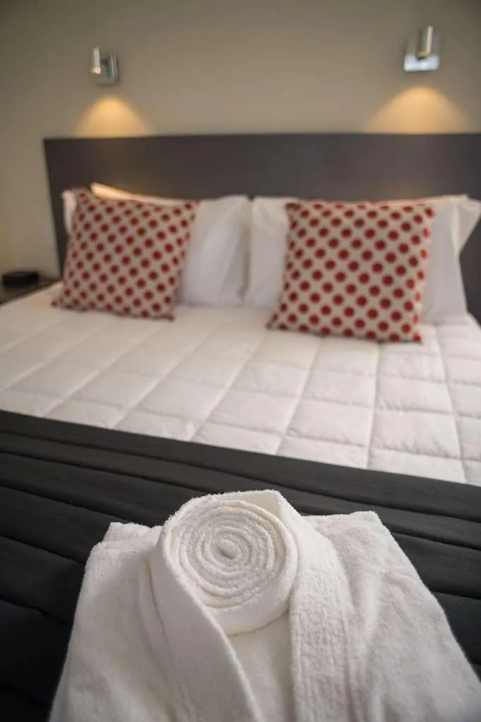 West Plaza Hotel Wellington 4*,