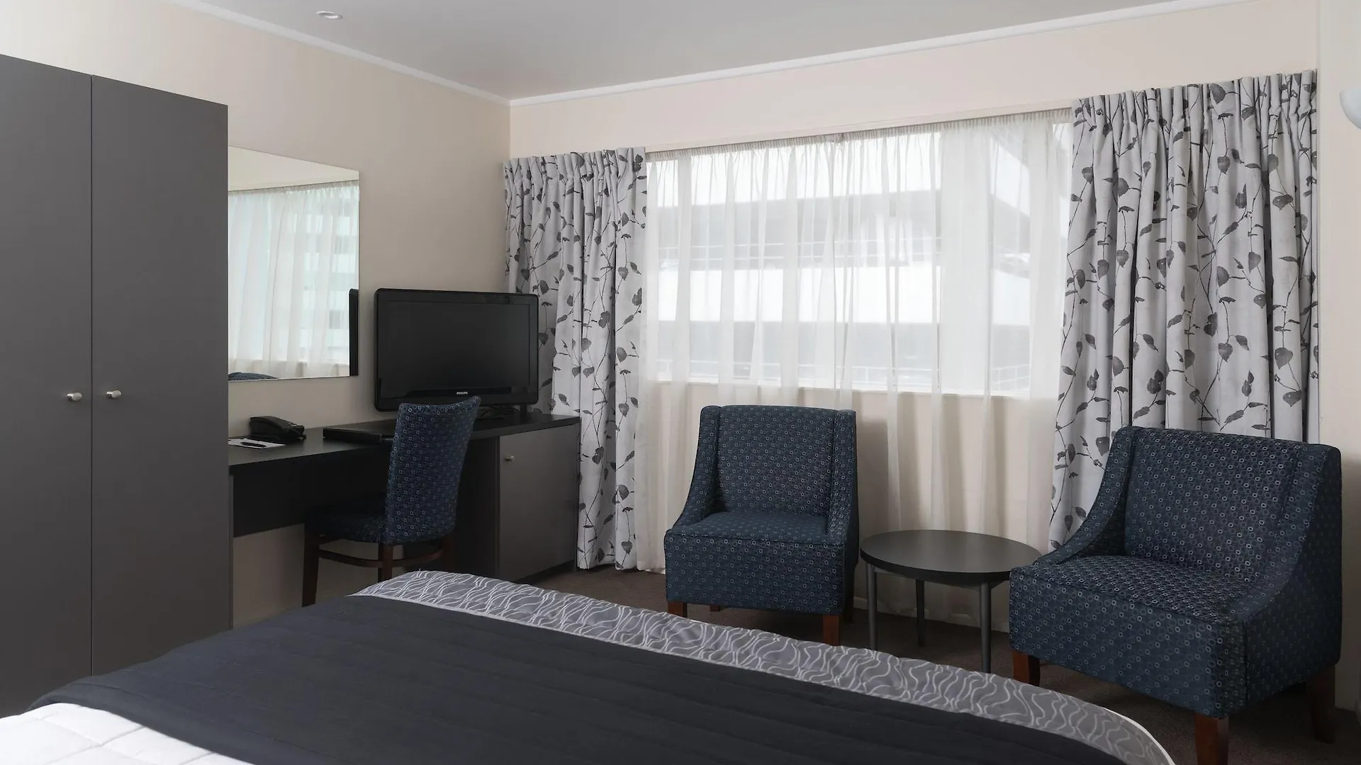 West Plaza Hotel Wellington 4*,