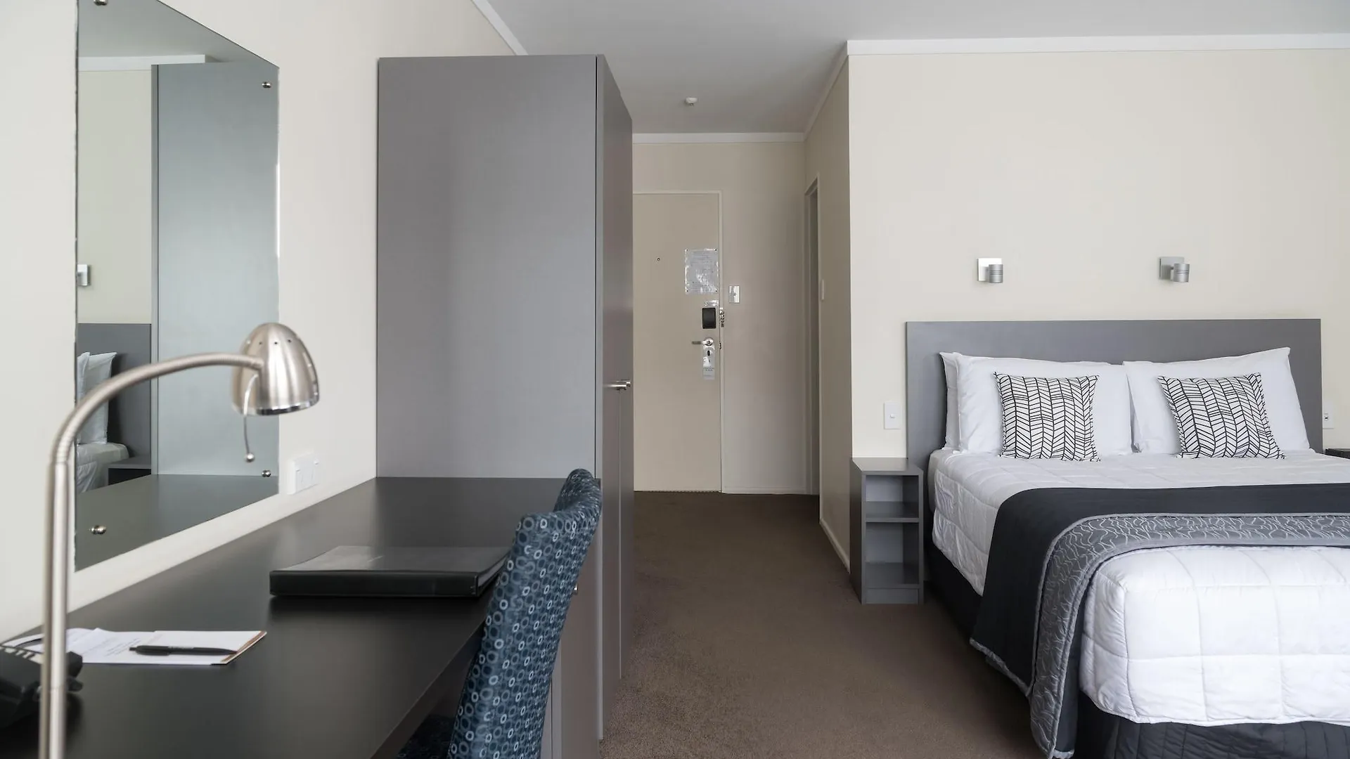 West Plaza Hotel Wellington 4*,